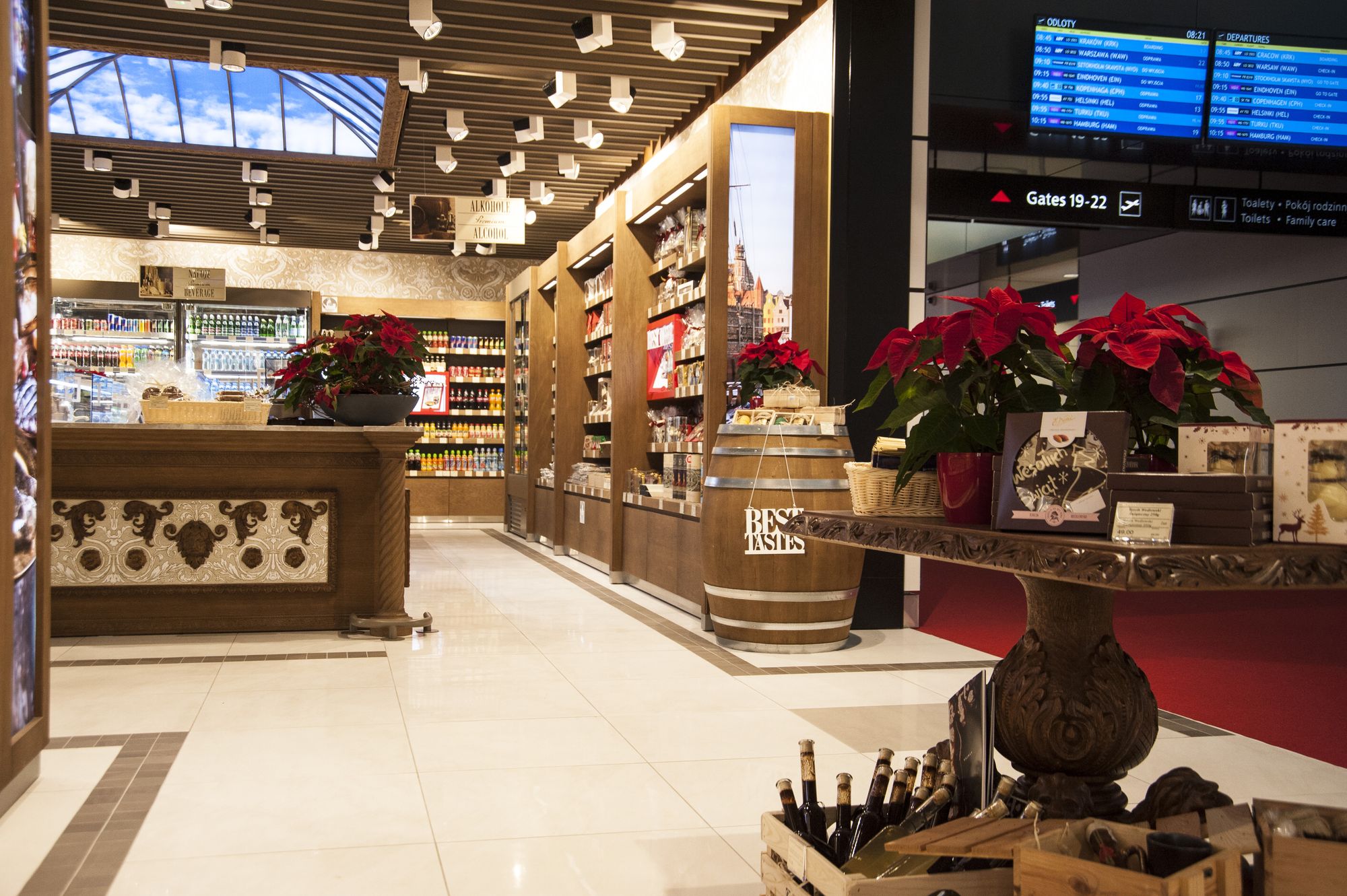 Mouldings, braided columns, Poseidon's face  and wood carving were made for the Premium Food Gate project at Gdańsk Airport.